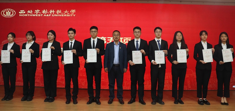 ea7f4524baa64583a153bcae6c8cfad6.jpg 颁发聘书2.jpg