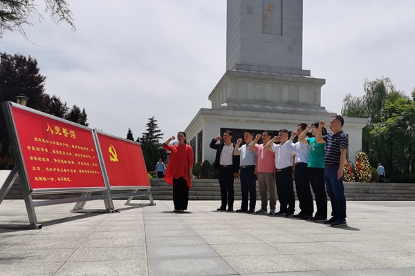 3d87df775ad04ad5ad4ba84982bb6586.jpg 重温入党誓词.jpg