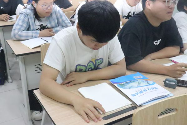 图三 同学们认真学习和思考.JPG