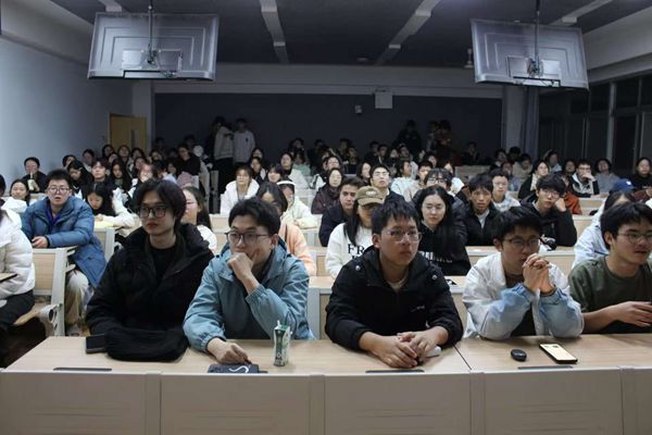 图三 同学们聚精会神地观看电影.jpg