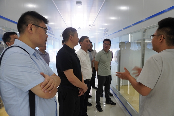 参观新疆天蕴农机有限公司现代化三文鱼加工车间.JPG