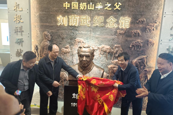 成人网址
副校长韦革宏和陇县县委书记为刘荫武纪念馆揭牌.png