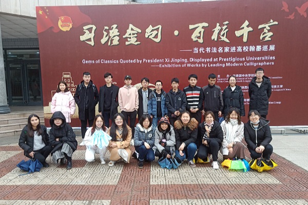 9dcbae2c71fd42748636e14ec883d990.jpg 南校团日活动合照.jpg