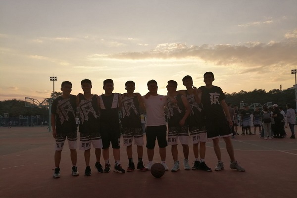 b76ba799e0b44d109fc60a55b082e1c8.jpeg 篮球赛队员合影.jpeg