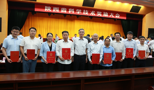 副校长钱永华与成人网址
获奖代表合影留念_副本.jpg