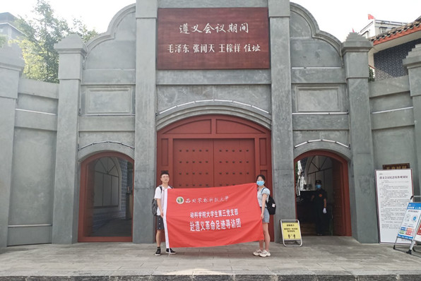 37c13ffa1cd1444c8bdf80cdc1531c89.jpg 参观毛主席故居_副本.jpg