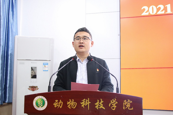 42773db05cf241328cc8a07acf8f5f2f.png 冯老师主持会议p终.png