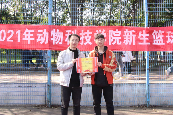 b1c651f6ec174f0f953ba611b5b86550.png 辅导员张宇为季军班级颁奖.png