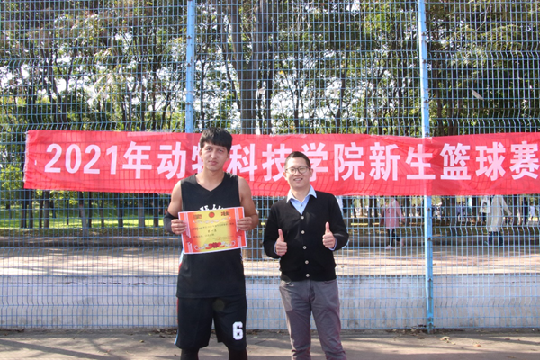 3add791be40347289d6601bd7572078b.png 张俊副教授为冠军班级颁奖.png