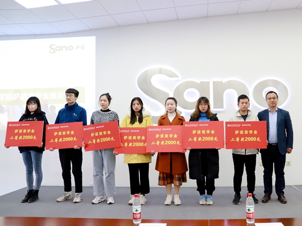 4938427f22e640ee96928b99eb284057.jpg 王力副书记为萨诺二等奖获奖学生颁奖.JPG