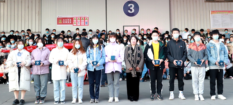 6b2ee2d796c042b3ad714649e0efd305.jpg 金宏宇总裁为学生发放纪念品.JPG