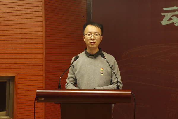 65fb4af97eab48a689ee7923f9c9a71a.jpg 辅导员张宇宣读管理办法.jpg