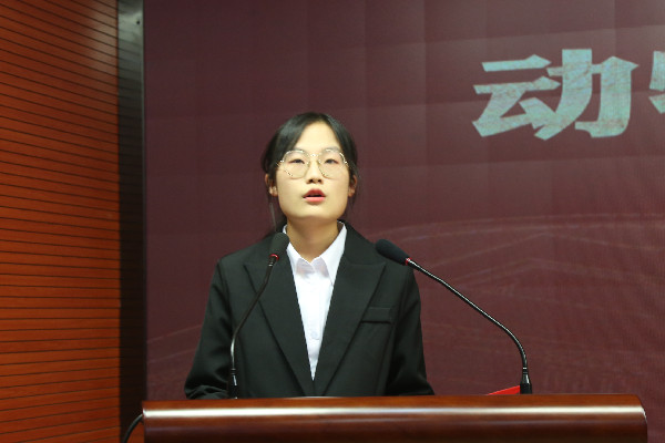 e2d43649f9b44328bc180e140abfd06c.jpg 第七届朋辈助学团代表段霖发言.jpg