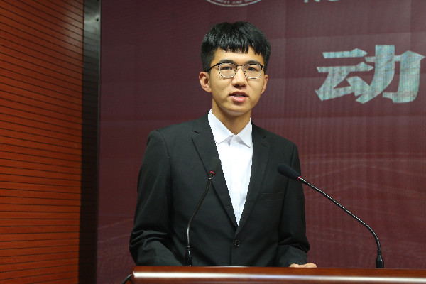 ab199e8f08704508ae31ae9466a19a48.jpg 第六届朋辈助学团代表刘启祥发言.jpg