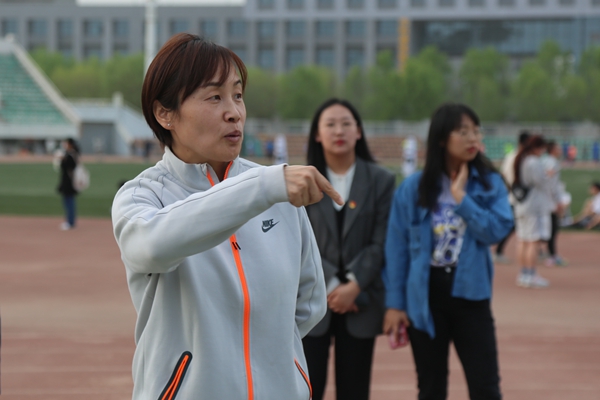 ce2d44d9f58f4a2e91a78179bc62840c.jpg 体育辅导员陈艳讲话.jpg