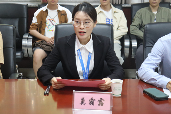 cf73f55a67d84f16b39d2f4bf5b0c9da.jpg 莫霜露讲话.jpg