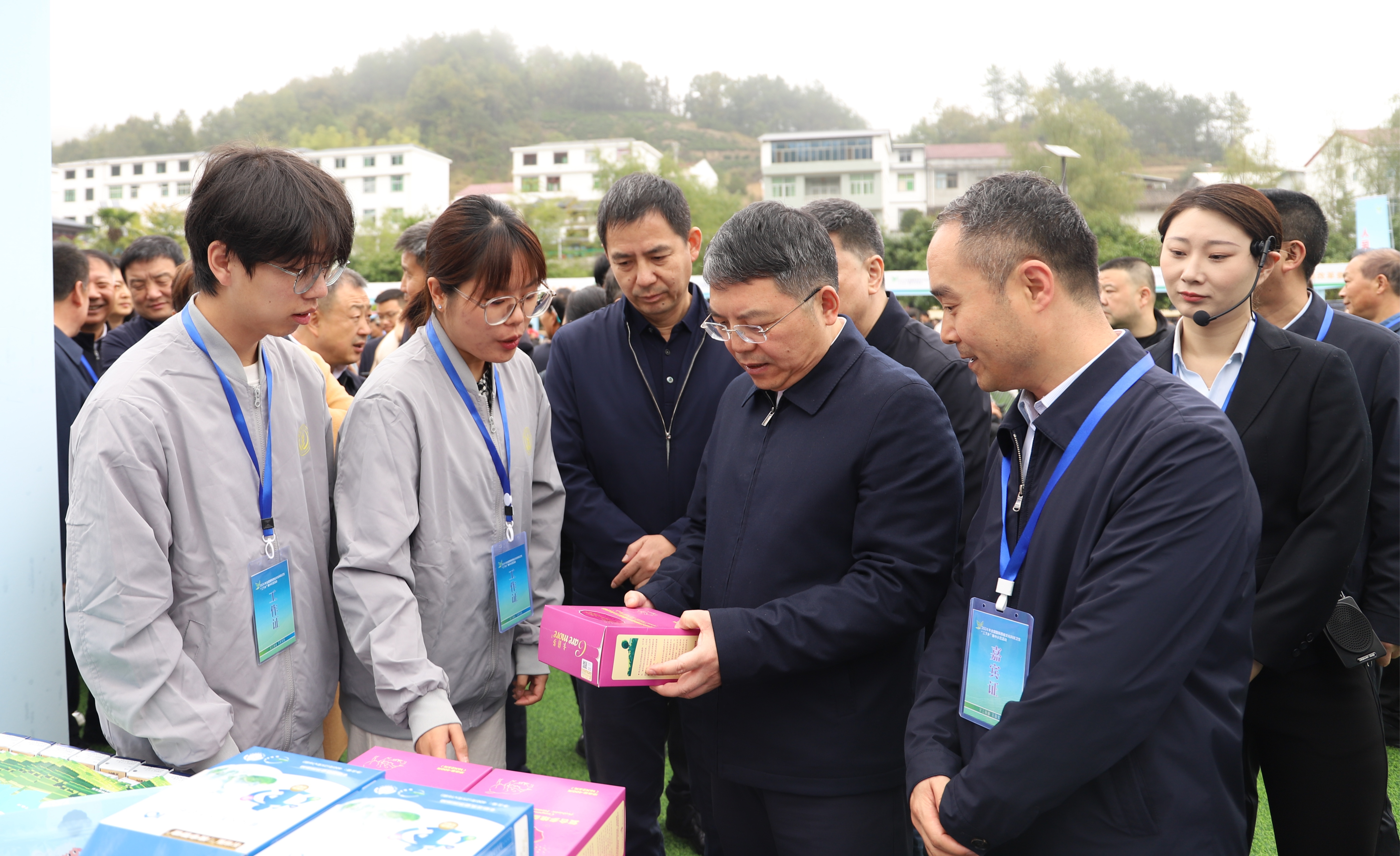 陕西省委常委、省委宣传部部长孙大光详细了解成人网址
“三下乡”实践成果.JPG