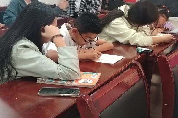 图一 志愿者认真辅导学生作业.jpg