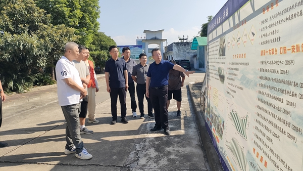 吉红教师介绍试验站情况.jpg