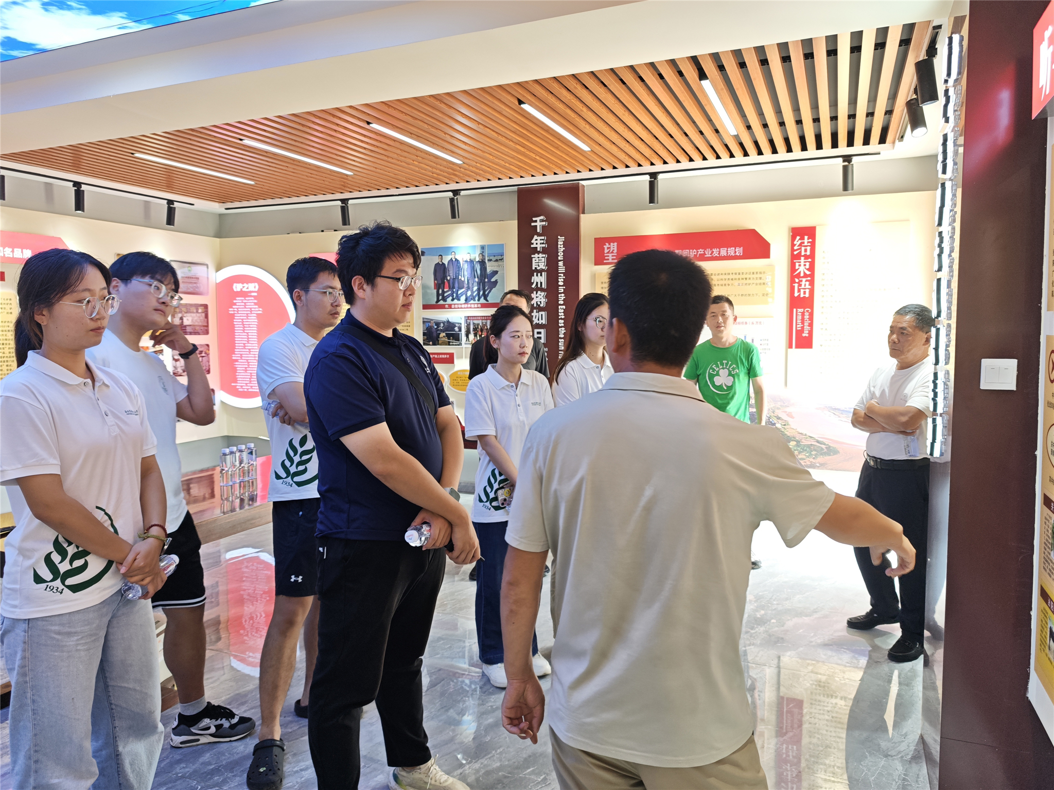 图片一 调研队参观佳米驴展示馆.jpg