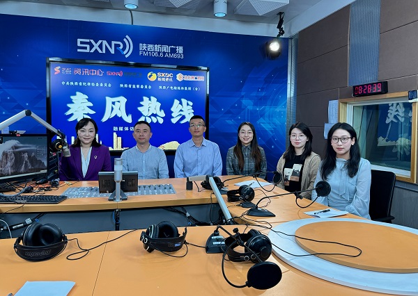 陕西广播电视台《秦风热线》访谈“赴陕北革命老区乡村振兴团”项目带队老师(右一).jpg