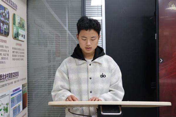 图一 主持人进行开场介绍.jpg