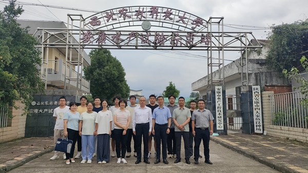 与在站学生合影.jpg